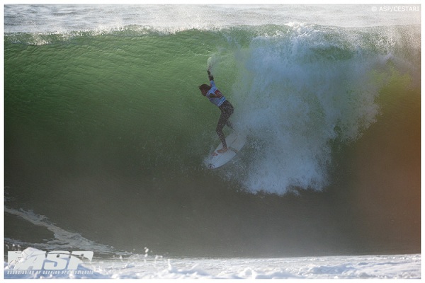 Quiksilver Pro France wildcard Dane Reynolds (USA), 27, caused a major upset this afternoon, eliminating current ASP WCT No. 1 Mick Fanning (AUS), 31, in Round 3 of competition.