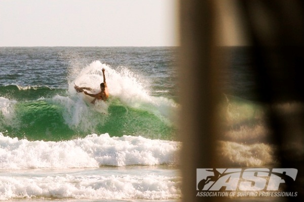 Laura Enever (AUS), 20, clubbing the end section on the lay day. The young Australian will face compatriot Tyler Wright (AUS), 17, in Semifinal 1 when Roxy Pro Gold Coast competition resumes.