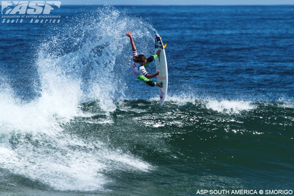 Matt Wilkinson re-defining the 12 o'clock turn en route to a big win at the Quiksilver Saquarema Prime.