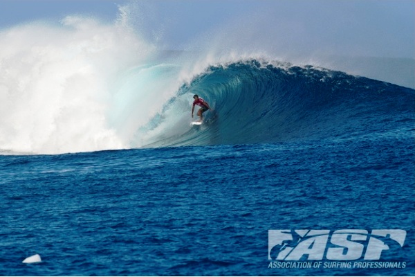 Julian Wilson (AUS), 23, ASP Dream Tour sophomore, put in a sensational performance this morning, netting the event high heat total of an 18.57 out of a possible 20 to overtake Patrick Gudauskas (USA), 26, in Round 2 of the Volcom Fiji Pro.