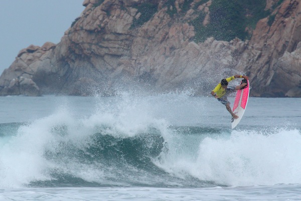 Italo Ferreira (BRA), 18, posted the high heat-total of Round 2 Surf Open Acapulco action. 