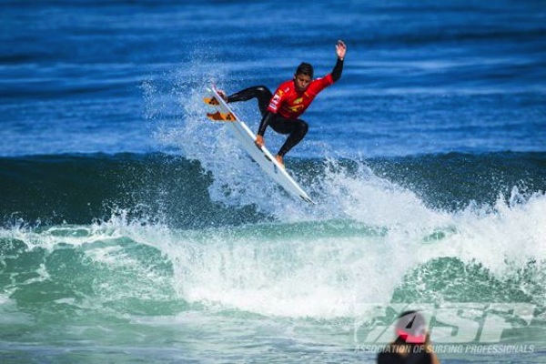 Peterson Crisanto (BRA) launching in to the Round of 16 at the Sooruz Lacanau Pro. 