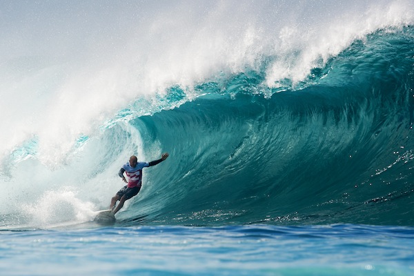 Kelly Slater (USA), 41, advanced to the Quarterfinals of the Billabong Pipe Masters with dominant Round 3 and 4 heat victories today. 