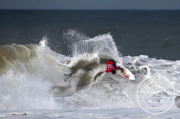 ASP WCT surfer Jeremy Flores will take to the water first when Cascais Billabong Pro competition resumes.