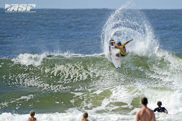 Taj Burrow (AUS), 34, defending Quiksilver Pro Gold Coast champ, lit up Snapper Rocks today, advancing through to the Quarterfinals.