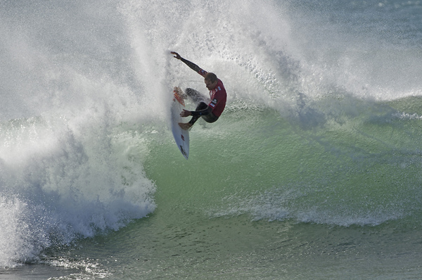 Former ASP WCT surfer Dan Ross showing the kids a thing or two today at the Piping Hot Surf Festival. Pic ASP/Robertson.