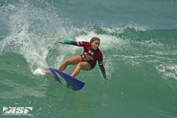 Dimity Stoyle (AUS) on her way to winning her first ASP event, the Hunter Ports Women's Classic. ASP/Will H-S