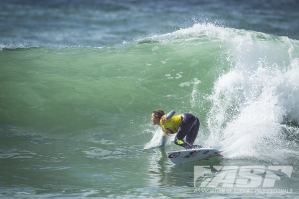 Alana Blanchard (HAW), 23, takes on Silvana Lima (BRA), 28, in the opening heat of Round 2 at the EDP Cascais Girls Pro.