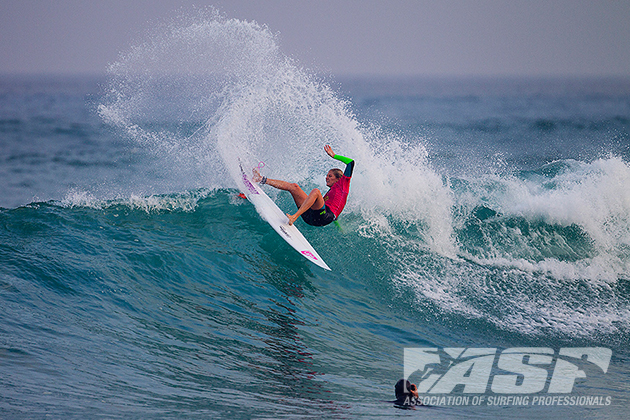 Stephanie Gilmore put on a power-surfing clinic this morning. She will be facing Alana Blanchard (HAW) in the first heat of Round 4 tomorrow morning.