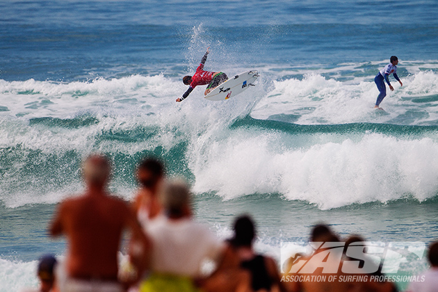 Julian Wilson (AUS) kept his roll going in Seignosse, advancing directly into the third round of competition.