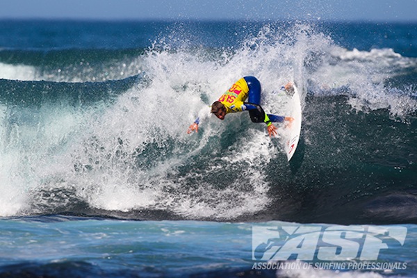 Elliot Ivarra (GLP) fully engaged on a vertical section of the wave.