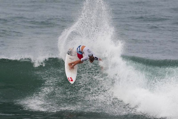 Jesse Mendes dominated his heat at Haleiwa while advancing to the Round of 64 at the Reef Hawaiian Pro.