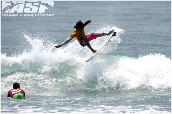 Kaollopuuwai Kahokul of Hawaii advanced to the Round of 16 at the Billabong Pro Tahara. 