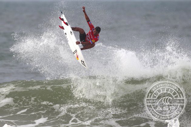 Carlos Munoz (CRI) has been lighting up the peaks at Praia de Carcavelos.