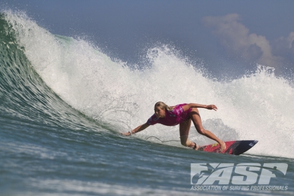 Laura Enever (AUS), 21, will take on current ASP Women's WCT No. 1 Carissa Moore (HAW), 20, in this morning's Quarterfinals at the Colgate Plax Girls Rio Pro.