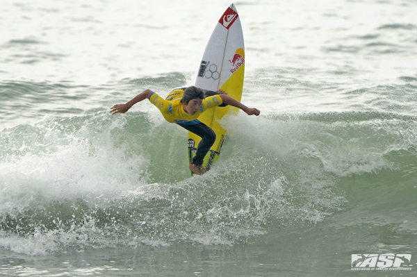 Kanoa Igarashi (USA) finished second in both of his heats at the Hainan Classic today to advance to the Round of 32. Pic ASP/Robertson.