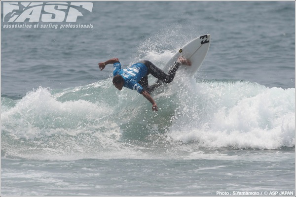 Portuguese surfer Ruben Gonzales won his opening heat at the Billabong Pro Tahara.
