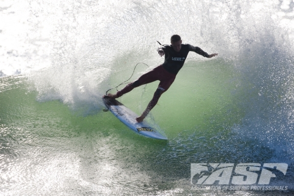 Patrick Gudauskas (USA), 27, uses the lay day to warm up for his Round 2 match against Fredrick Patacchia (HAW), 31, at the Rip Curl Pro Portugal pres. by Moche.