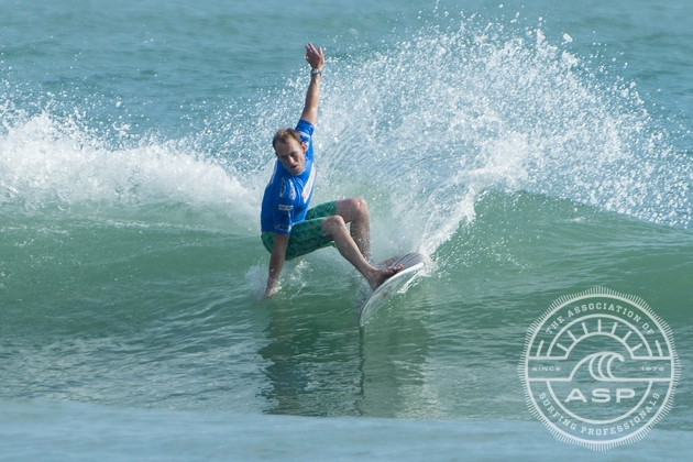 Matthew Moir (ZAF) faces Hawaiian Kai Sallas in Round 3 today at the Riyue Bay ASP World Longboard Championships in China.   Photo: ASP/Robertson