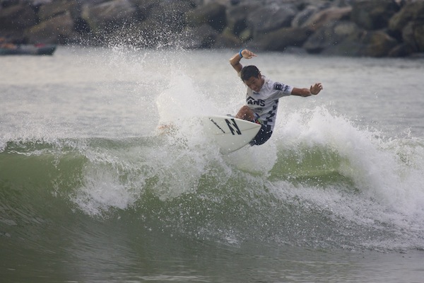 Seth Moniz (HAW), 15, will surf in the Vans Pro Junior Round of 32 when competition resumes. 