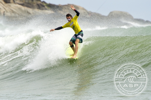 Antoine Delpero styling his way to the Quarter Finals at the Riyue Bay ASP World Longboard Championships in China. Photo: ASP/Will H-S