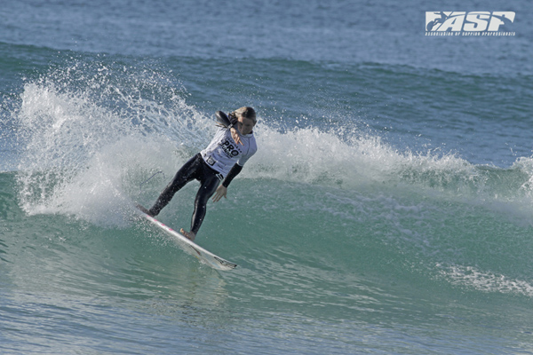 Keely Andrew (QLD/AUS) carving her way into tomorrow’s Quarterfinals. Pic Surfing NSW
