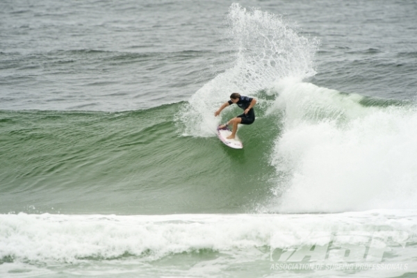 Tyler Wright (AUS), 18, will take Stephanie Gilmore (AUS), 25, in Semifinal 1 when Roxy Pro Gold Coast competition resumes.