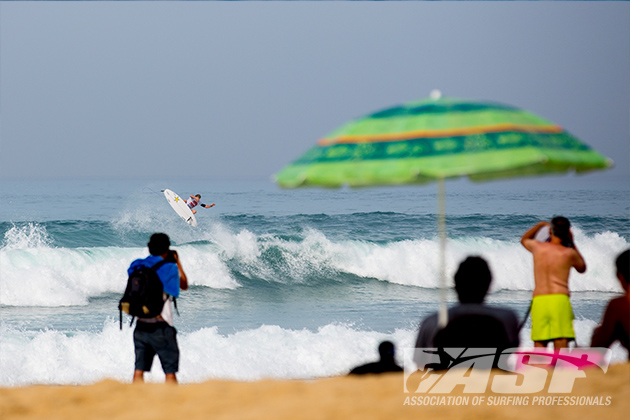 Bede Durbidge (AUS) will surf in Heat 11 this morning against Sebastien Zietz (HAW).