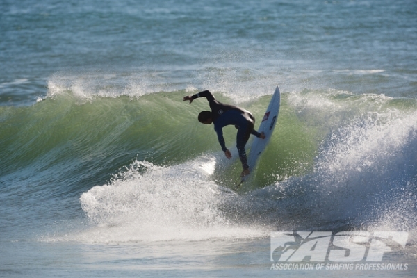 When competition resumes, Travis Logie (ZAF), 34, will take on Adam Melling (AUS), 28, in Round 2 of the Rip Curl Pro Portugal pres. by Moche.