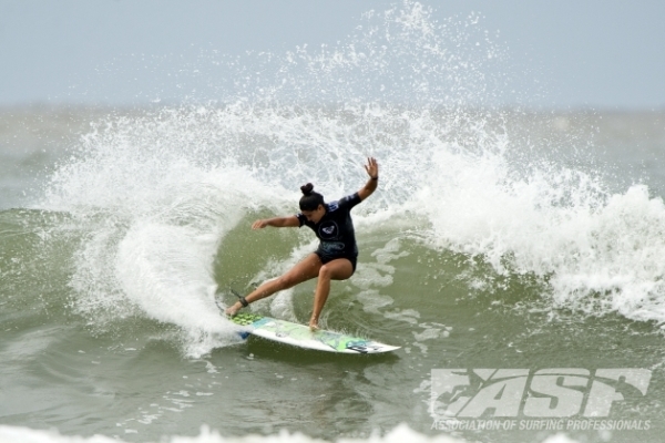 Malia Manuel (HAW) will take on fellow Hawaiian Alana Blanchard (HAW) in Round 2 of the Roxy Pro Gold Coast.