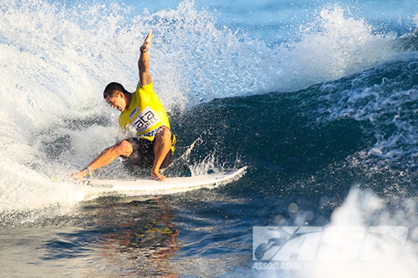 Hawaii's Ezekiel Lau gouging his way in to the Round of 48 at the SATA Airlines Azores Pro.
