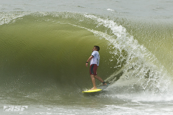 Hawaii's Keanu Asing was right at home in today's powerful surf. Pic ASP/Robertson