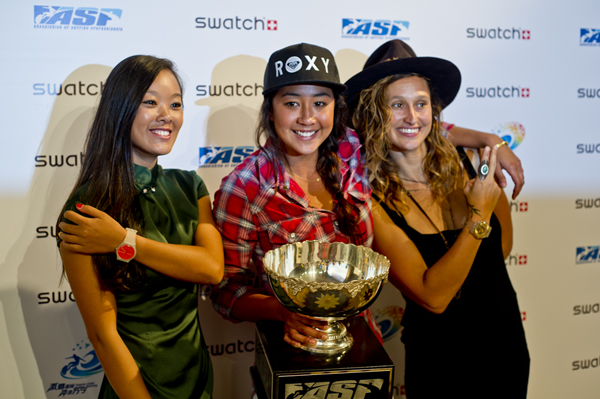 Darci Liu (CHN), reigning ASP Women's World Longboard Champion Kelia Moniz (HAW) and Kassia Meador (USA). Pic ASP/Will H-S