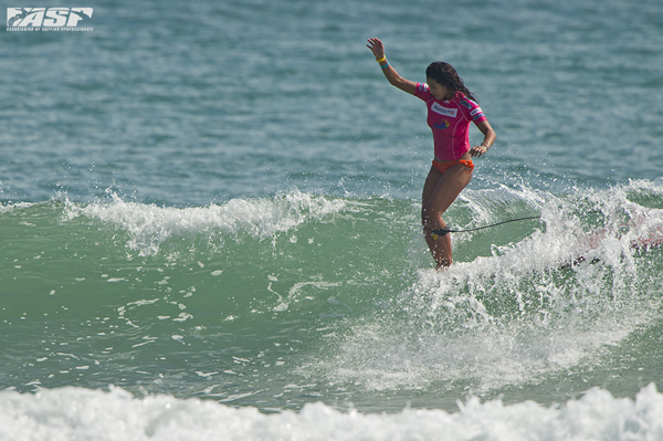 Kelia Moniz (HAW), reigning ASP Women's World Longboard Champion cruising to the crown in China last year.