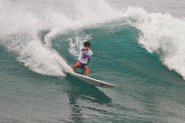 Kenoi Yan advancing on a borrowed board at the HIC Pro.