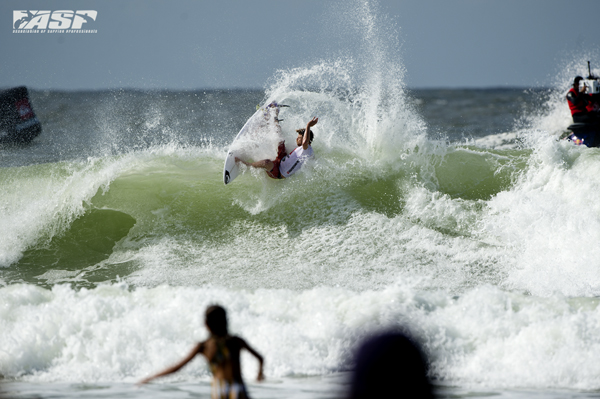 Dane Reynolds (USA), 27, former ASP Top 34 competitor and Quiksilver Pro Gold Coast wildcard, ousted Adriano de Souza (BRA), 25, in Round 2 of competition this afternoon.