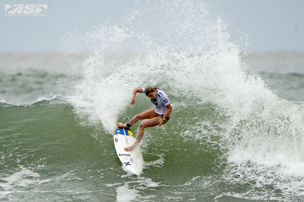 Lakey Peterson (USA), 18, took top honors today, posting a near-perfect 19.13 out of a possible 20 in Round 1 of the Roxy Pro Gold Coast at Rainbow Bay.