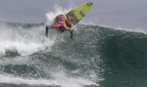 Keanu Asing (HAW) hits a 9.50 en route to Round 4 victory.