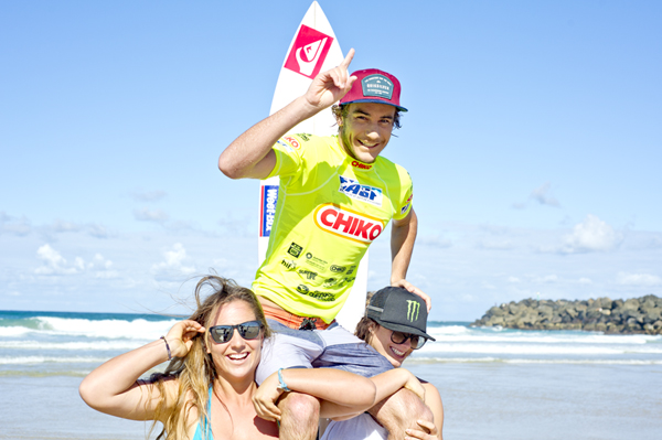 Michael Wright (Lennox Head, NSW/AUS) chaired up the beach by his sisters Tyler and Kirby. Pic ASP/Will H-S