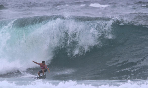 Adriano de Souza continued his rampage at the Quiksilver Saquarema Prime. 