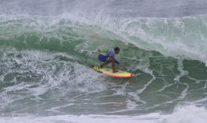 Wiggolly Dantas (BRA) in his Finals heat against Keanu Asing (HAW).