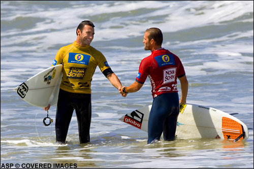 There is no love lost between friends, even when your friend leaves you in a combo situation during a round four heat. Joel Parkinson congratulates CJ Hobgood on his victory and looks forward to the family affair quarter final when CJ faces twin brother Damien. Picture credit ASP Tostee