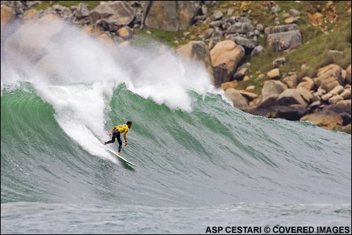 Heitor Alves charged some of the biggest sets of the day in a thrilling clash with Mr. Mundaka, Bobby Martinez. Alves got the nod from the judges and will feature in round four. Surfing Photo Credit ASP Tostee