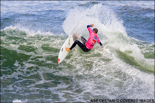 Jeremy Flores (Fra) defeated Shaun Cansdell (Aus) in Round Two this morning at the Quiksilver Pro France Surf Contest 