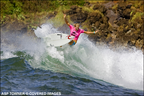 Billabong Pro Maui - Steph Gilmore blasted through her round 1 heat defeating Megan Abubo and Keala Kennelly.