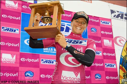 Australian Stephanie Gilmore clinched the Rip Curl Women’s Pro title ahead of former world champ Sofia Mulanovich. Pic Credit ASP Tostee