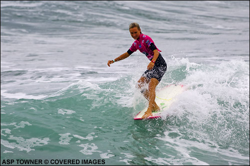 Reigning Roxy ASP WWL champion Schyler McFarren’s title campaign began with a perfect start when she beat Coline Menard (FRA) and Malia Fuertes (USA) in round one.