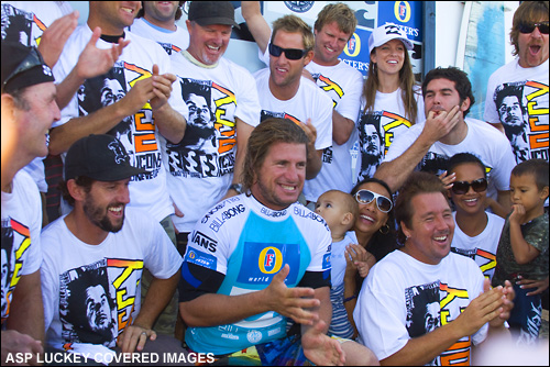 Occy (Mark Occhilupo)  Retires! On the beach at the Banzai Pipeline with his mates.  Billabong Pipeline Master.  Photo ASP Tostee