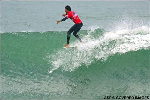 Robledo de Oliveira (Brazil) snatched the first heat victory of the day when he defeated South Africa’s Kwezi Qika during round one of the Oxbow Pro World Longboard Championship trials. Pic Credit ASP Tostee