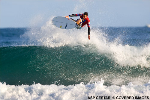 Joel Parkinson Surfing in The Hang Loose Pro Santa Catarina Brazil Round 1.  Surfing Photo Credit ASP Tostee